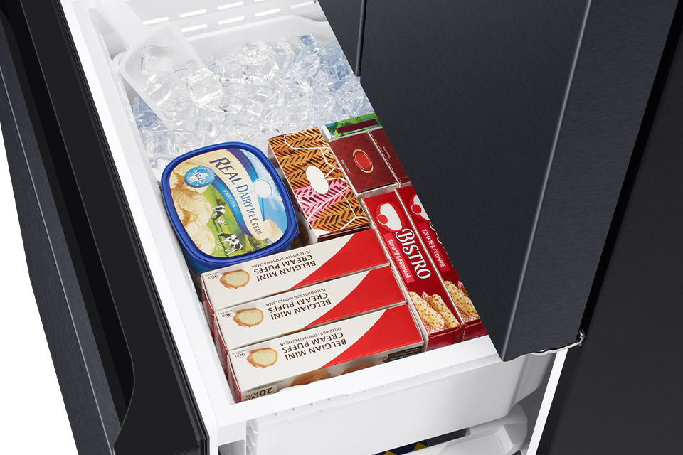 Dwie szuflady w zamrażalniku zapewniają łatwy dostęp do produktów Dwie szuflady w zamrażalniku zapewniają łatwy dostęp do produktów