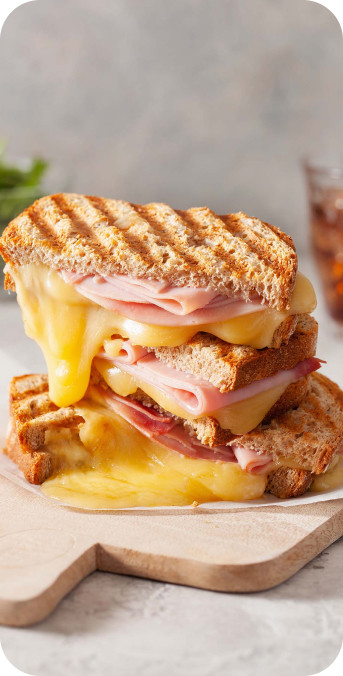 Tost pełnoziarnisty z ciągnącym serem Tost pełnoziarnisty z ciągnącym serem