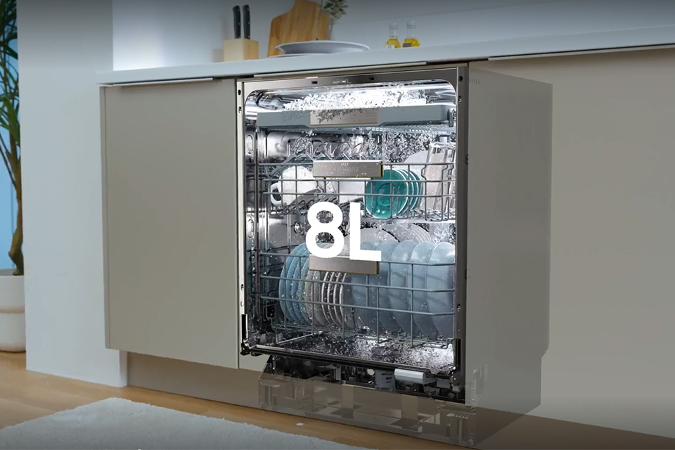 Małe zużycie wody w zmywarce - 8 litrów Małe zużycie wody w zmywarce DW60BB890UAPET oraz oszczędność energii