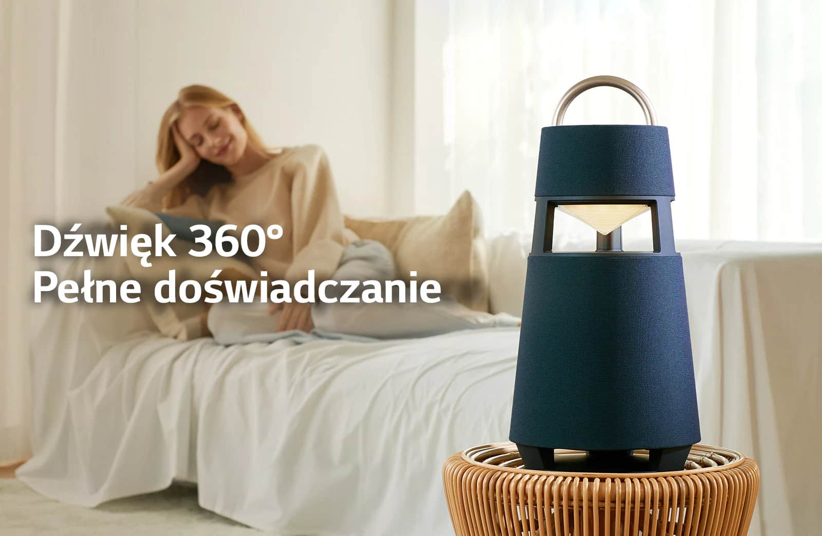 Obraz kobiety siedzącej na sofie i słuchającej muzyki ze stojącego przed nią głośnika XBOOM 360.