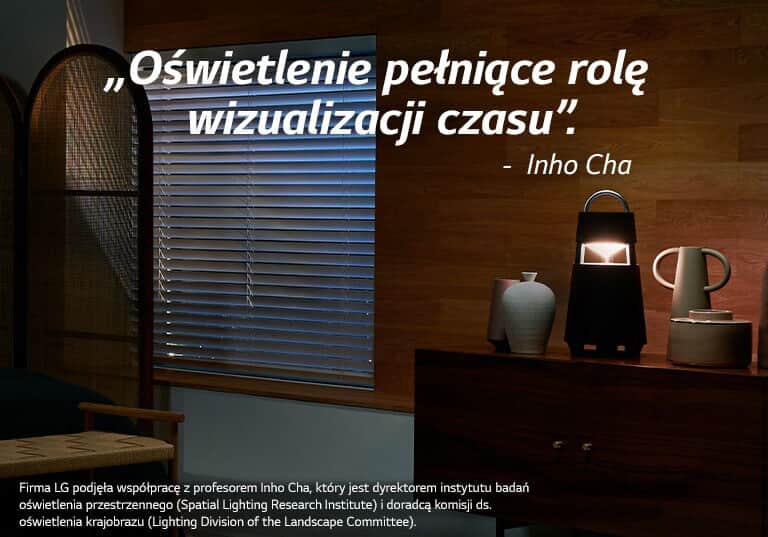 Obraz przedstawiający głośnik XBOOM 360 świecący się na półce w ciemnym pomieszczeniu. Na obrazie widnieje napis „światło jako wizualizacja czasu.