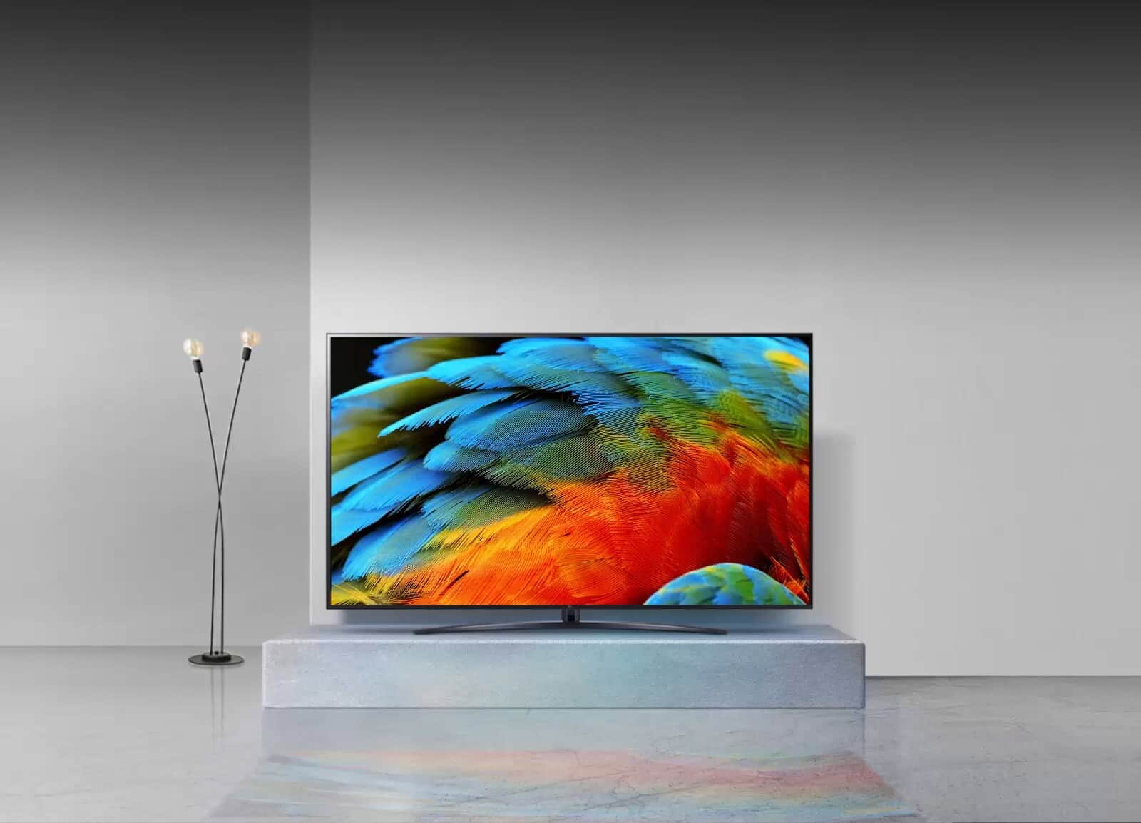 Zbliżenie na kolorowe pióro ptaka, na którym widać każdy szczegół, dzięki procesorowi α7 Gen5 AI 4K.