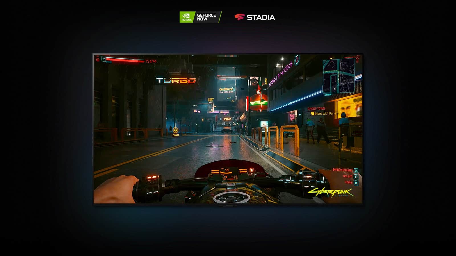 W scenie z gry Cyberpunk 2077 pokazanej na ekranie telewizora LG OLED gracz jedzie oświetloną neonami ulicą na motocyklu.