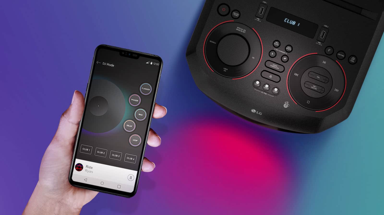 Ręka trzymająca smartfon obok urządzenia LG XBOOM widzianego z góry.