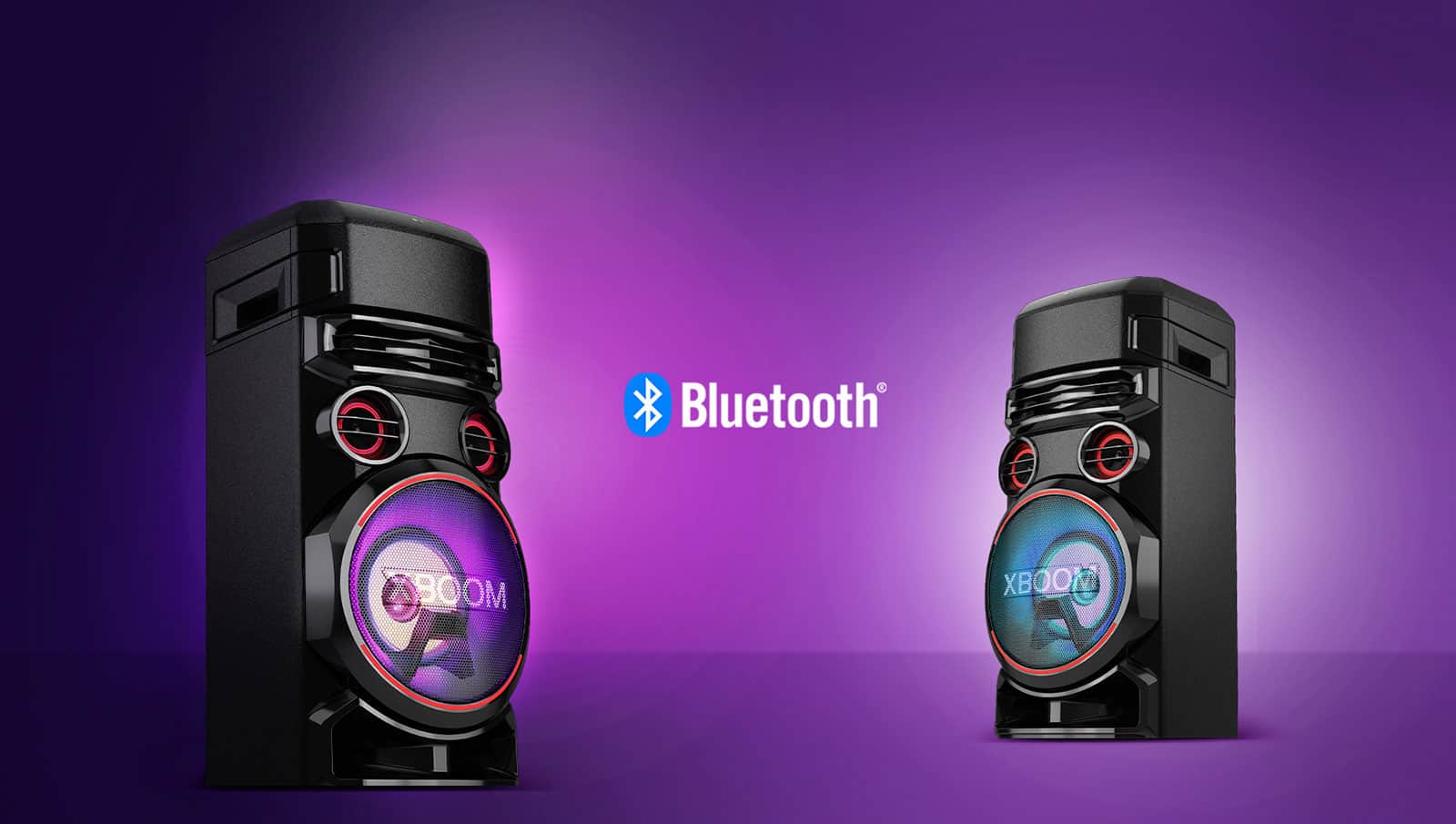Dwa głośniki LG XBOOM ustawione przodem do siebie pod kątem na fioletowym tle z logo Bluetooth między nimi.
