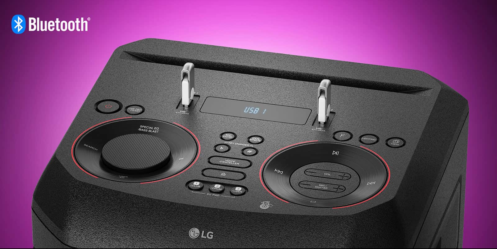 Zbliżenie na przyciski u góry głośnika LG XBOOM i dwie podłączone pamięci USB. W lewym górnym rogu jest widoczne logo Bluetooth.