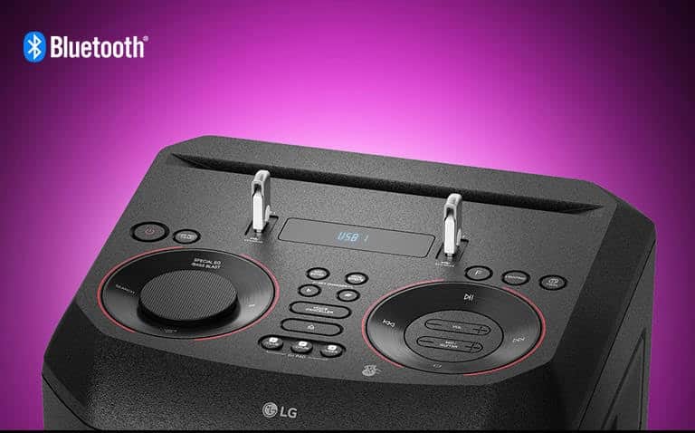 Zbliżenie na przyciski u góry głośnika LG XBOOM i dwie podłączone pamięci USB. W lewym górnym rogu jest widoczne logo Bluetooth.