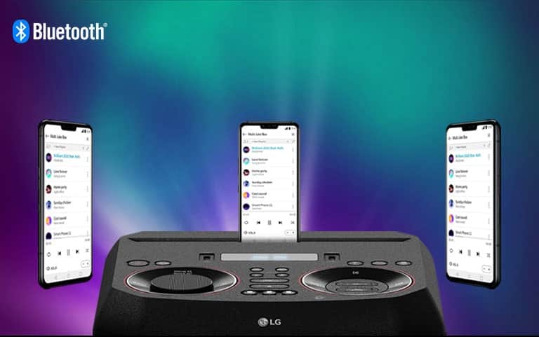 Głośnik LG XBOOM, na którym leży smartfon, a w pobliżu unoszą się dwa inne smartfony. W lewym górnym rogu znajduje się logo Bluetooth.