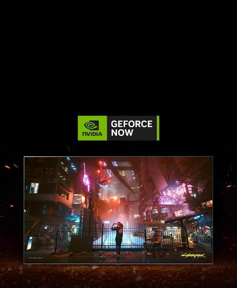 Wokół telewizora tańczą płomienie, a na ekranie widać kadr z gry Cyberpunk. Na górze telewizora znajduje się logo Geforce NOW.
