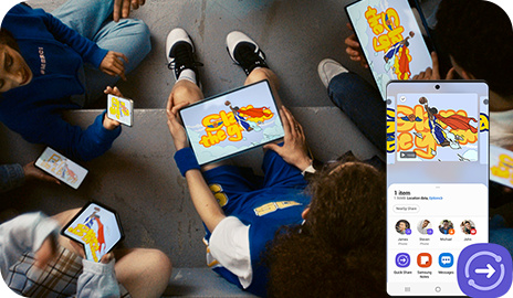 phpfjm16v sm-a546-10-2-quick-share Grupa osób ogląda ten sam obraz na każdym ze swoich urządzeń. Po prawej stronie znajduje się smartfon Galaxy wyświetlający ekran szybkiego udostępniania. Obok smartfona widoczna jest ikona szybkiego udostępniania.