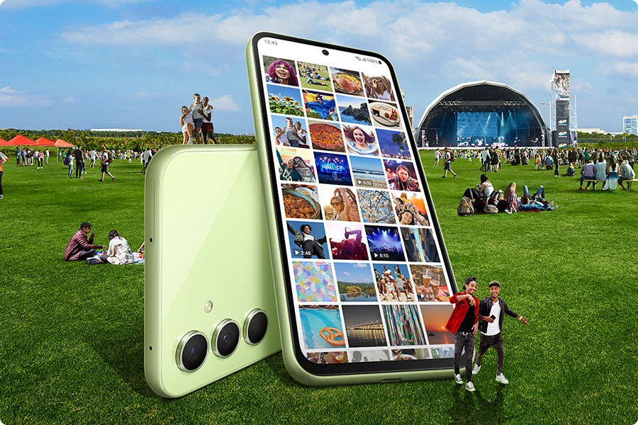 phpiksos4 sm-a546-07-3-storage Na zewnątrz przy sali koncertowej wiele osób siedzi na trawie. Na pierwszym planie, dwa duże Galaxy A54 5G w w kolorze limonkowyn znajdują się również na trawie, nakładając się na siebie, aby pokazać zarówno tył, jak i przedni ekran. Na ekranie otwarta jest aplikacja Galeria, która pokazuje wiele zdjęć w swoim albumie.
