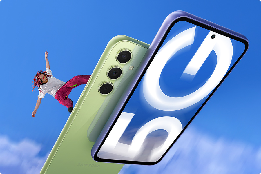 phpjrxz48 sm-a546-07-1-5g Dwa Galaxy A54 5G nakładają się na siebie, aby pokazać zarówno tył, jak i przedni ekran. Na ekranie pokazane jest 5G. Na lewym urządzeniu, które pokazuje tył, deskorolkarz jedzie na urządzeniu tak jak na deskorolce w górę w kierunku nieba.