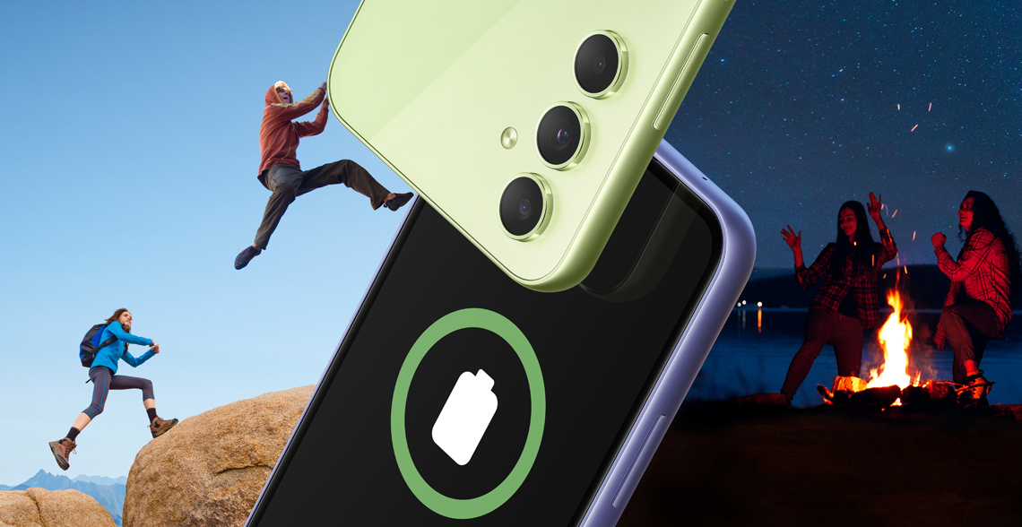 phpslapvm sm-a546-08-battery Dwa Galaxy A54 5G zachodzą na siebie rogiem, aby pokazać zarówno tył, jak i przedni ekran. Na ekranie widoczna jest ikona w pełni naładowanej baterii. Na lewo od urządzeń znajdują się dwaj mężczyźni, wspinający się po konturach urządzeń w świetle dziennym. Po prawej stronie, dwaj przyjaciele cieszą się ogniskiem w nocy.