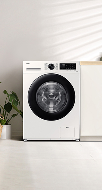 Pralka EcoBubble AI Energy na tle beżowej ściany Pralka EcoBubble AI Energy WW90CGC04DAE marki Samsung na tle beżowej ściany