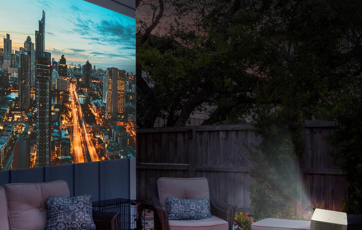 Projektor LG CineBeam do oglądania w ogrodzie