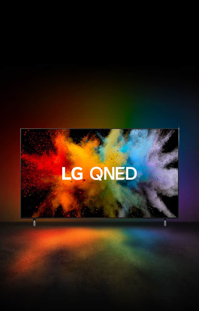 Telewizor LG QNED w ciemnym pomieszczeniu. Farbowane proszki tworzą eksplozję tęczowych kolorów na telewizorze.