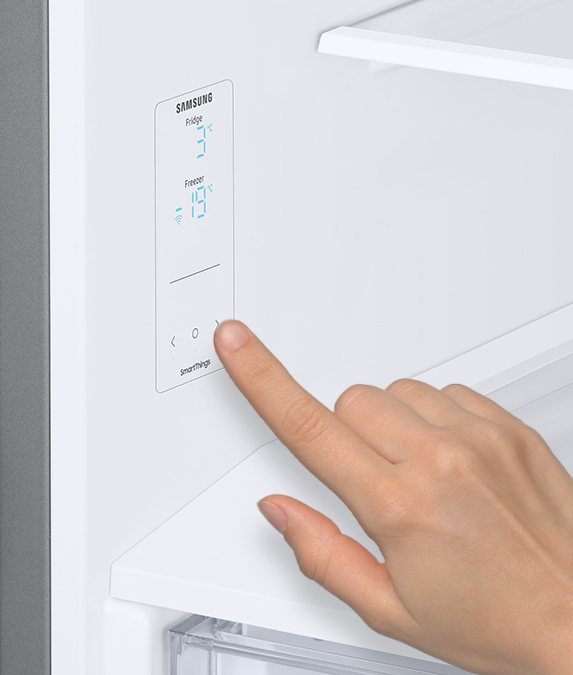Wewnętrzny panel sterowania zapewnia pełną kontrolę nad ustawieniami lodówki Samsung RB38C600ESA Wewnętrzny panel sterowania zapewnia pełną kontrolę nad ustawieniami lodówki Samsung RB38C600ESA
