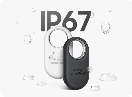 ei-t560002 easy-to-use pc2 Dwa lokalizatory Samsung Galaxy SmartTag2 w kolorach czarnym i białym pokazane na szarym tle, wokół nich krople wody. W tle napis