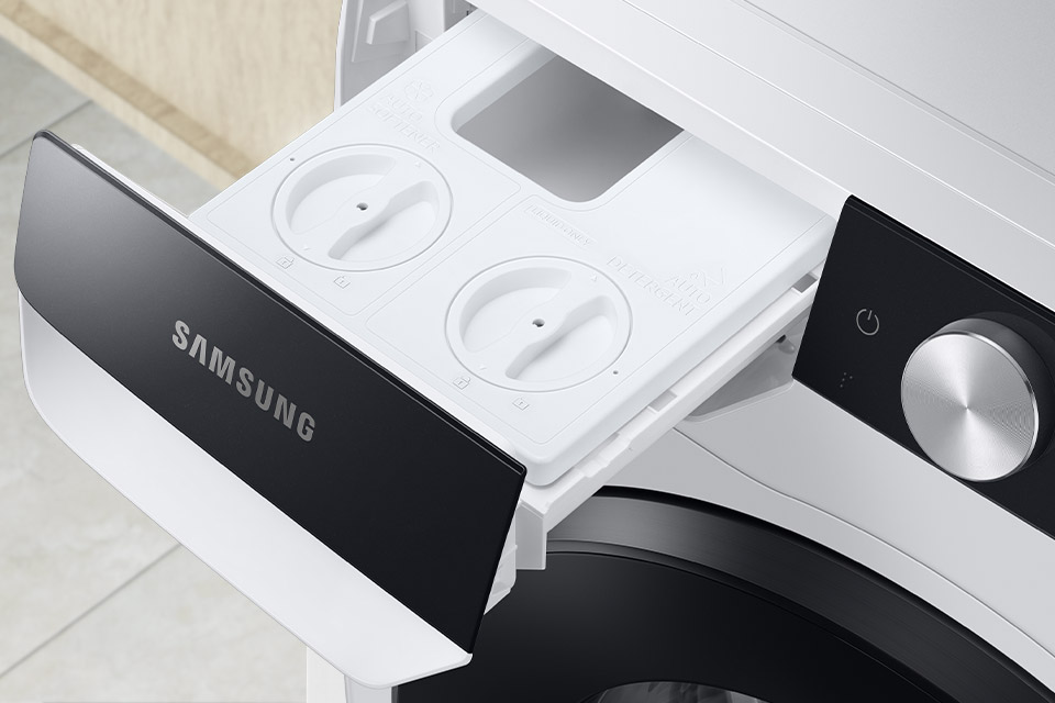 Szuflada posiada system przepłukiwania wodą Grafika z szufladą StayClean pralki Samsung