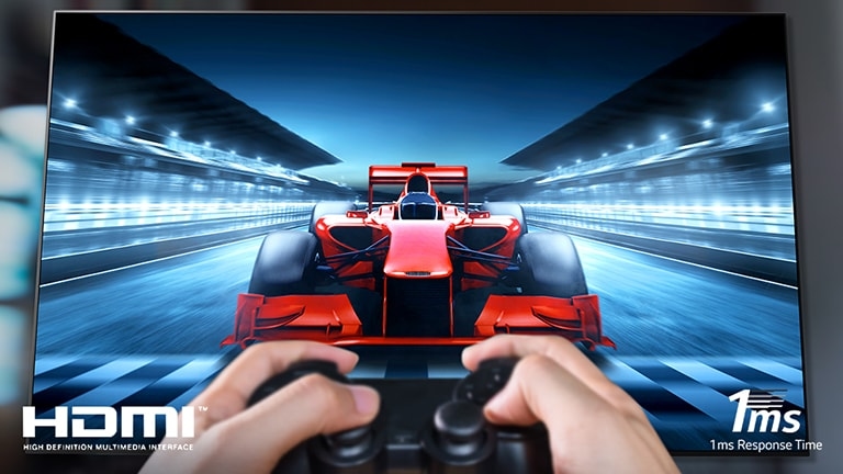 Zbliżenie na gracza grającego w grę wyścigową na ekranie telewizora. W lewym dolnym rogu obrazu znajduje się logo HDMI, a w prawym dolnym rogu – 1ms Response Time.