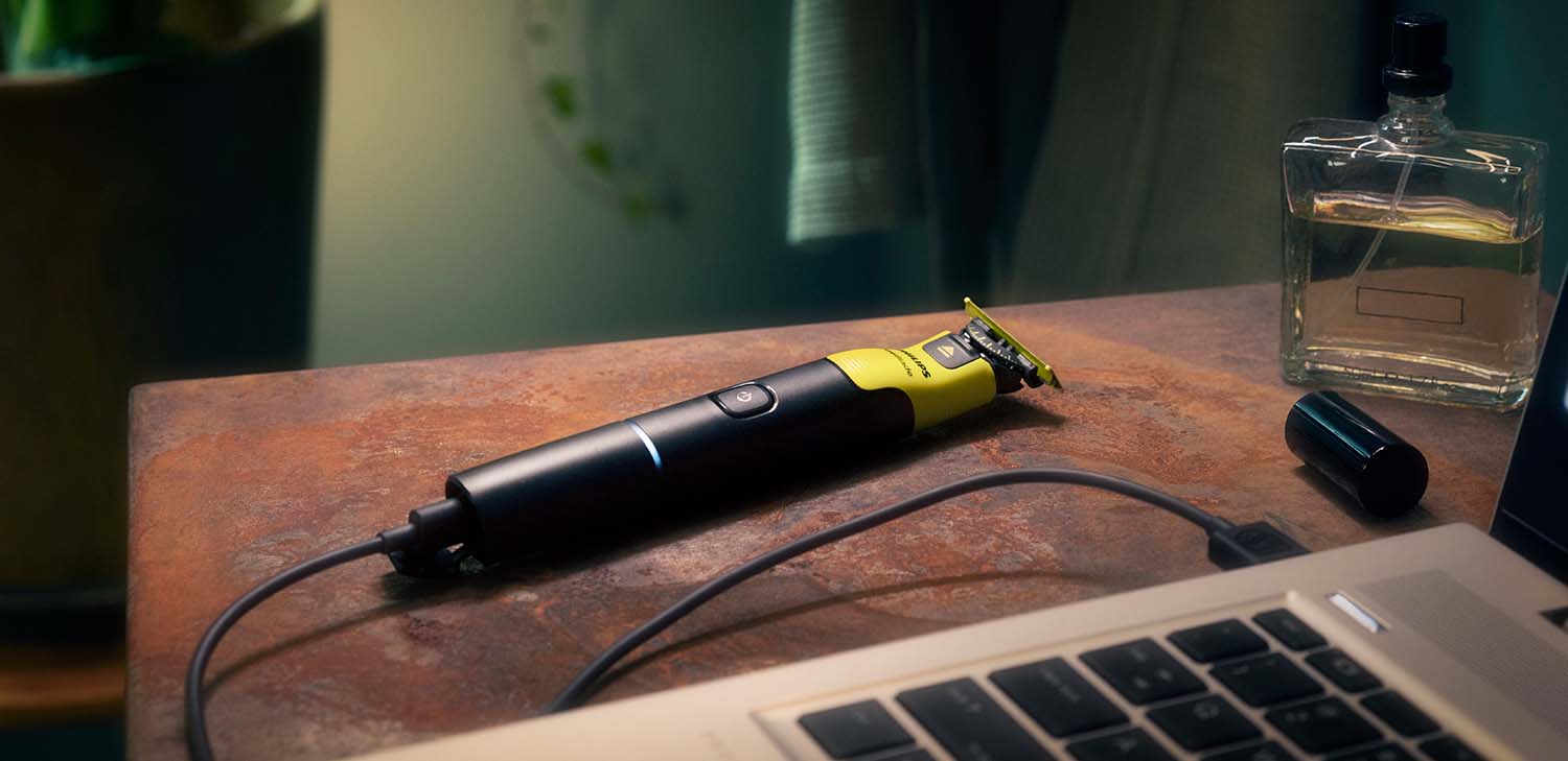 Wydajny akumulator Philips OneBlade 360 jest ładowany przez kabel USB Wydajny akumulator Philips OneBlade 360 jest ładowany przez kabel USB