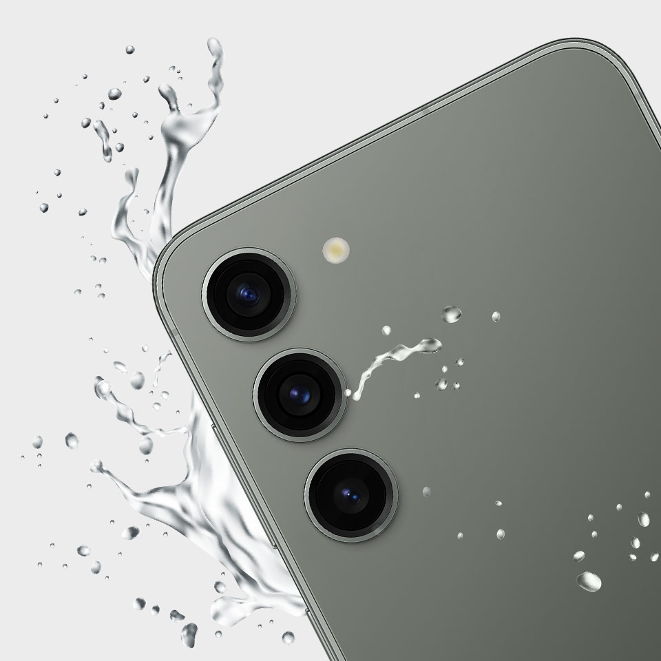 Zbliżenie na Galaxy S23 i krople wody świadczące, że telefon jest wodoodporny w stopniu IP68 Zbliżenie na Galaxy S23 i krople wody świadczące, że telefon jest wodoodporny w stopniu IP68