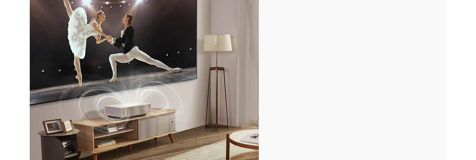 Fantastyczny dźwięk przestrzenny dzięki wbudowanym głośnikom stereo o mocy 20W + 20W.