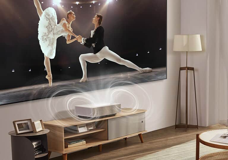 Fantastyczny dźwięk przestrzenny dzięki wbudowanym głośnikom stereo o mocy 20W + 20W.