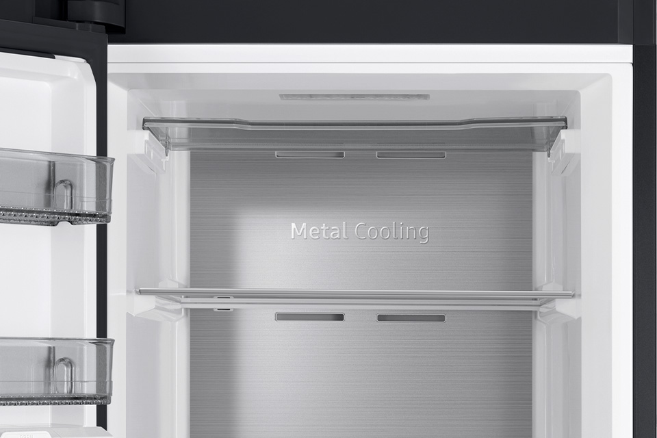 Panel Metal Cooling umieszczony z tyłu zamrażarki Panel Metal Cooling umieszczony z tyłu zamrażarki