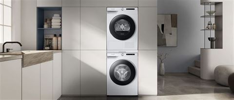 Samsung - DV90T5240AWS6 - urządzenie ustawione na pralce w pomieszczeniu Samsung - suszarka DV90T5240AWS6 - urządzenie ustawione na pralce w pomieszczeniu