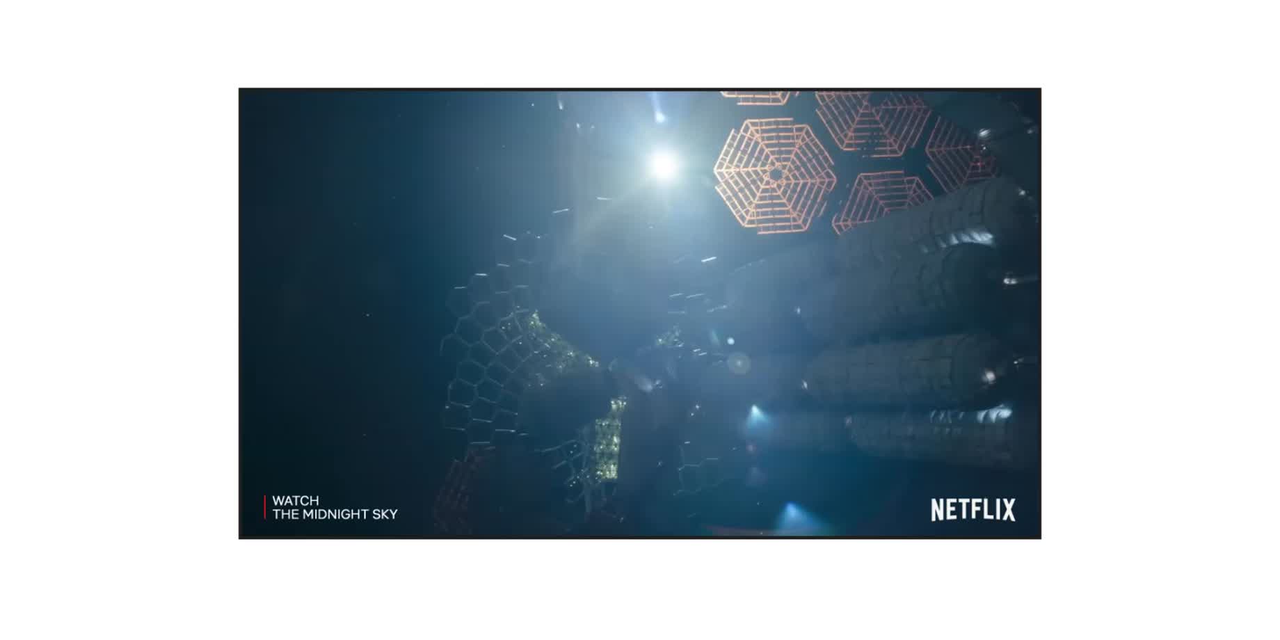 Ekran telewizora przedstawiający zwiastun filmu Niebo o północy w serwisie Netflix (odtwórz film).