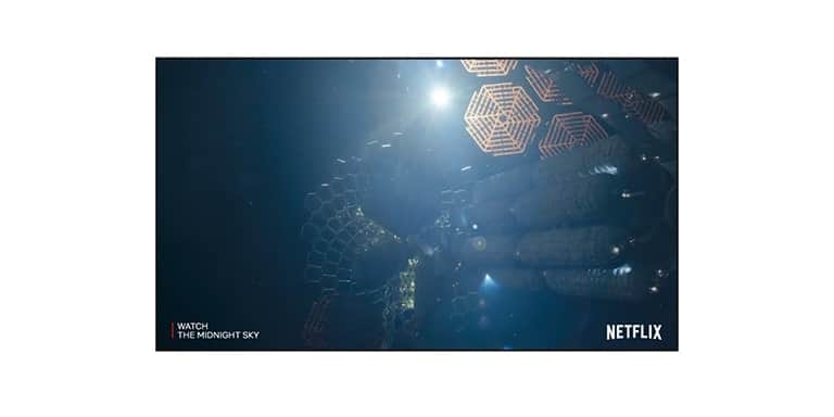 Ekran telewizora przedstawiający zwiastun filmu Niebo o północy w serwisie Netflix (odtwórz film).