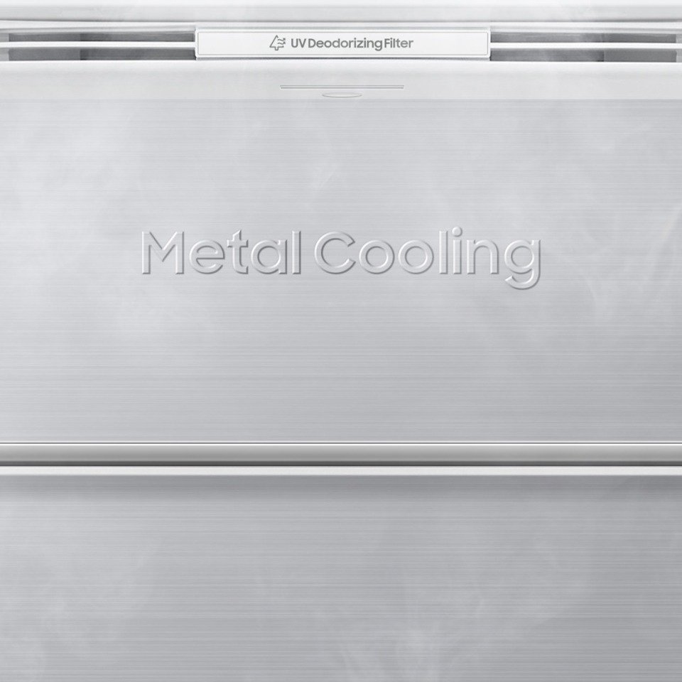 Metalowy panel w lodówce Samsung ogranicza wahania temperatury gdy otwierasz jej drzwi Metalowy panel w lodówce Samsung ogranicza wahania temperatury gdy otwierasz jej drzwi
