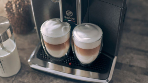 Przygotuj dwie kawy z mlekiem w systemie LatteDuo Przygotuj dwie kawy z mlekiem w systemie LatteDuo