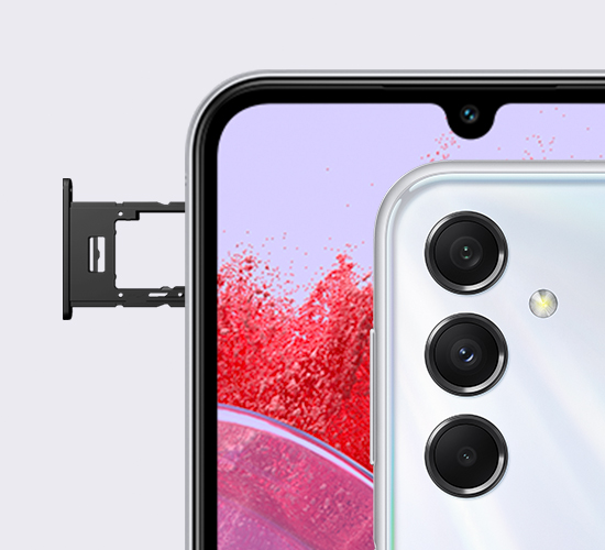 sm-m346-10-2expandable-storage m Pokazane są dwa srebrne urządzenia Galaxy M34 5G. Na pierwszym planie srebrny Galaxy M34 5G pokazuje tył z trzema aparatami z wieloma obiektywami. Na drugim planie znajduje się kolejne urządzenie Galaxy M34 5G, którego część wyświetlacza pokazuje fioletowo-czerwone tło ekranu, a z lewej strony wystaje slot na kartę microSD.