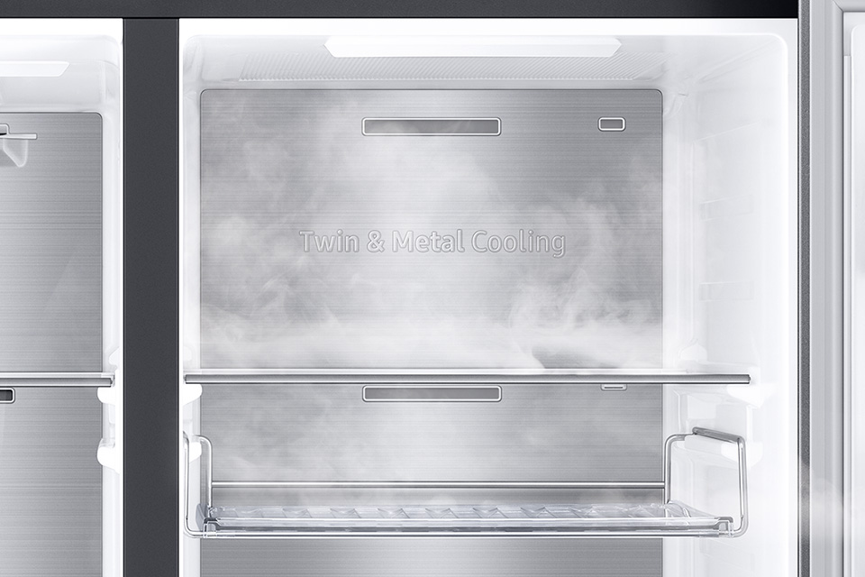 w lodówce Samsung rh68dg855db1ef zainstalowano metalowy panel na tylnej ściance, chłodzący powietrze dostające się do komory, gdy otwierasz drzwi w lodówce Samsung rh68dg855db1ef zainstalowano metalowy panel na tylnej ściance, chłodzący powietrze dostające się do komory, gdy otwierasz drzwi