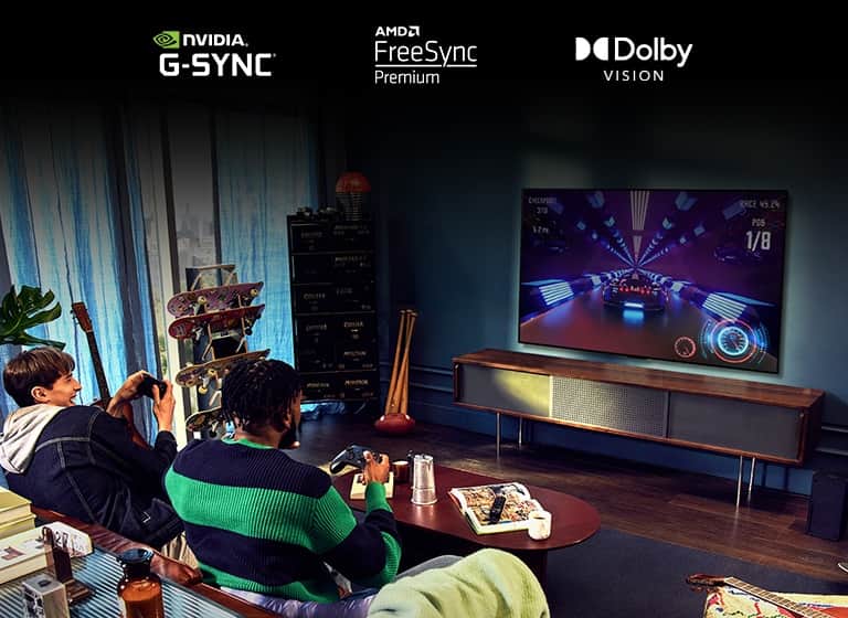 Dwie osoby siedzące na kanapie i grające w grę wyścigową przy użyciu kontrolera na telewizorze LG OLED G2 w salonie