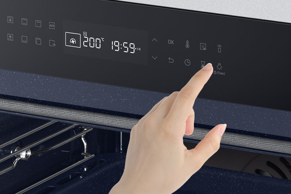 Na zdjęciu przedstawiona jest dłoń użytkownika, który steruje piekarnikiem Samsung