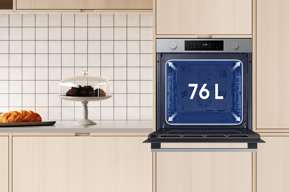 Beżowe pomieszczenie kuchenne, do którego został wstawiony piekarnik Samsung