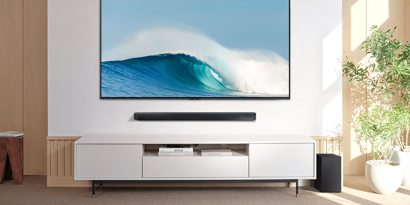 Soundbar Samsung HW-Q600C obok niego bezprzewodowy subwoofer