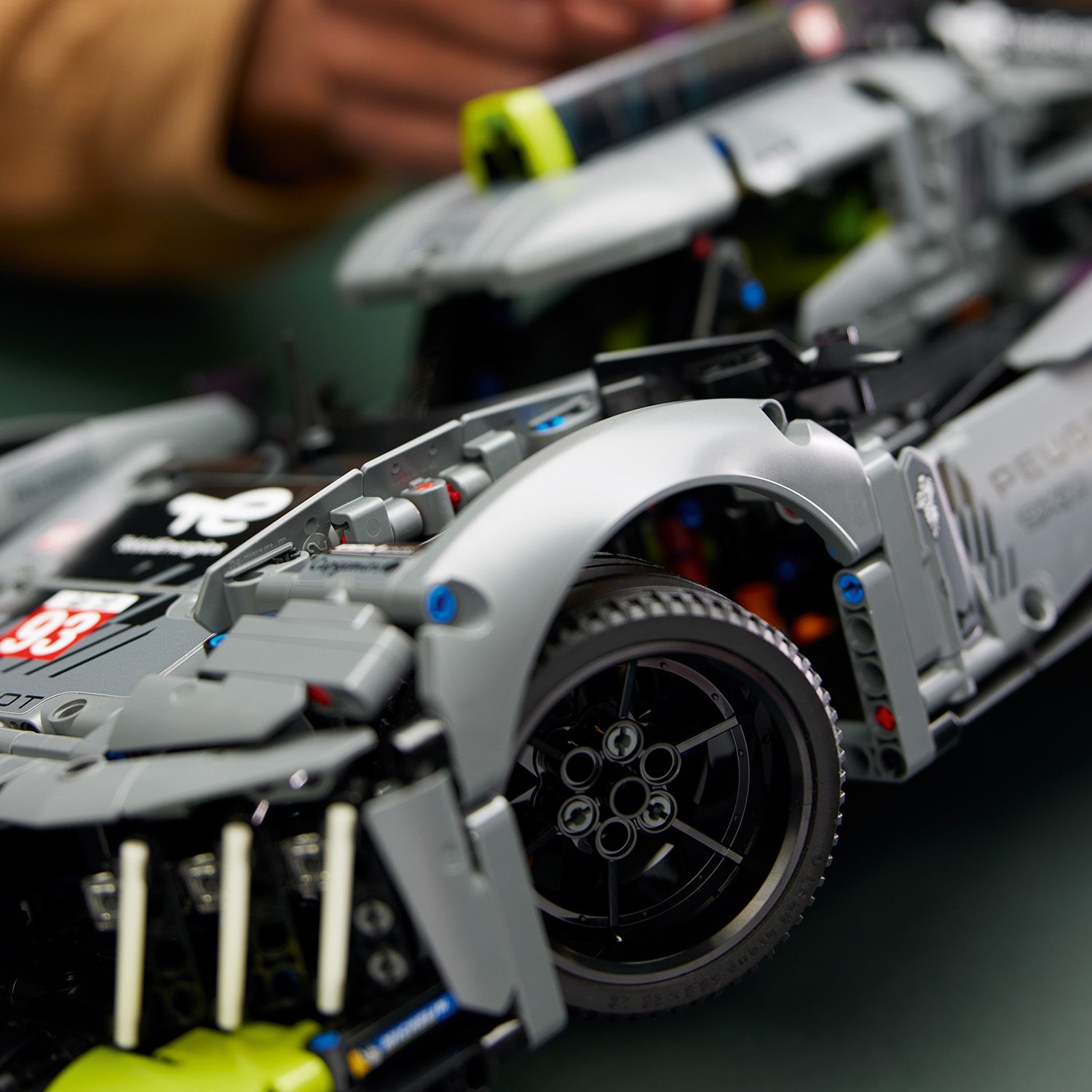 Авто-конструктор LEGO Technic Peugeot 9X8 24H Le Mans Hybrid Hypercar