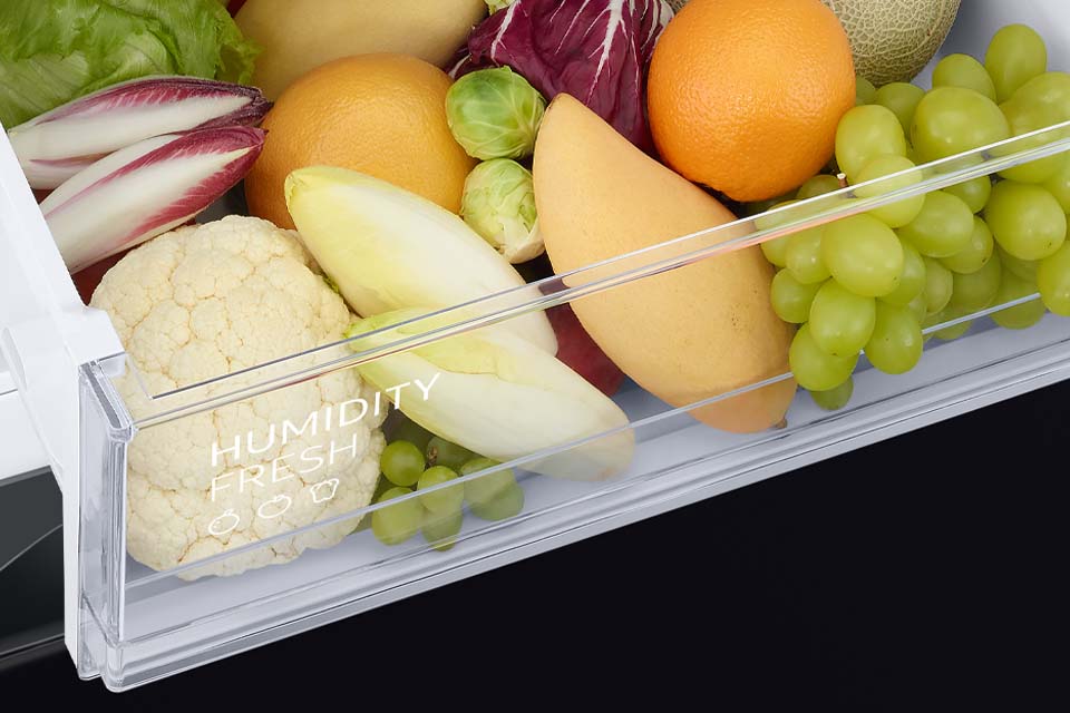 Zdjęcie przedstawia szufladę Humidity Fresh+, w której umieszczono owoce i warzywa. W szufladzie panuje podwyższona wilgotność