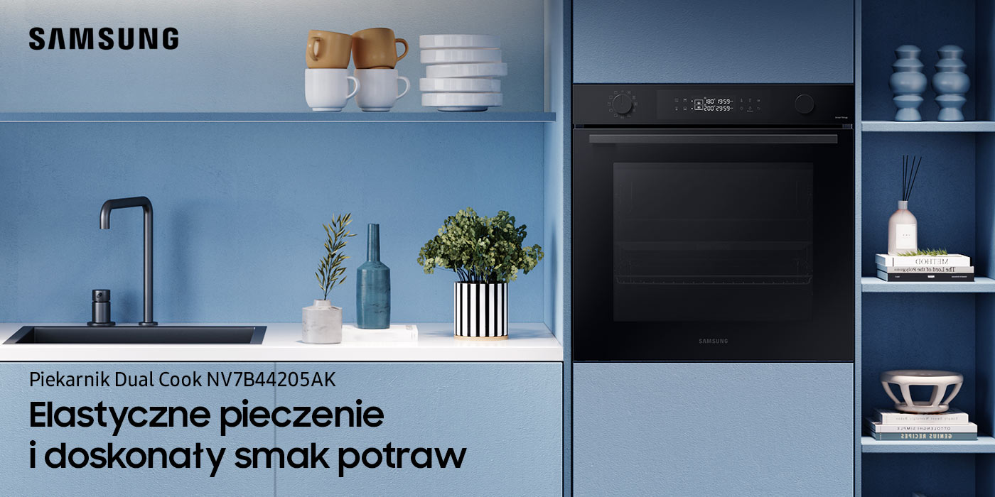 Piekarnik Samsung Dual Cook NV7B44205AK został pokazany na zdjęciu w błękitnej zabudowie kuchennej