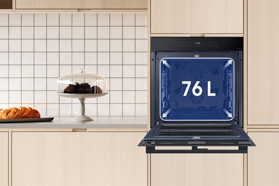 Zdjęcie piekarnika Samsung NV7B4325ZAK zostało opatrzone informacją o pojemności komory wynoszącej 76 litrów