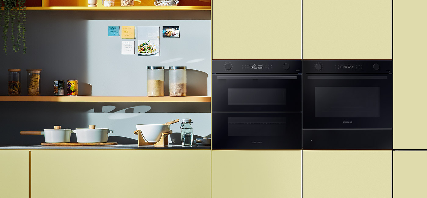 Urządzenia Samsung wstawione do przyjaznego wnętrza kuchennego w żółto-niebieskich kolorach