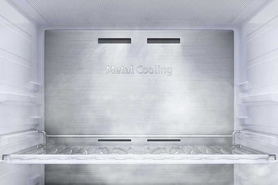 Közeli kép a Metal Cooling hűtőpanelről, amely állandó hőmérsékletet biztosít a hűtőszekrény belsejében