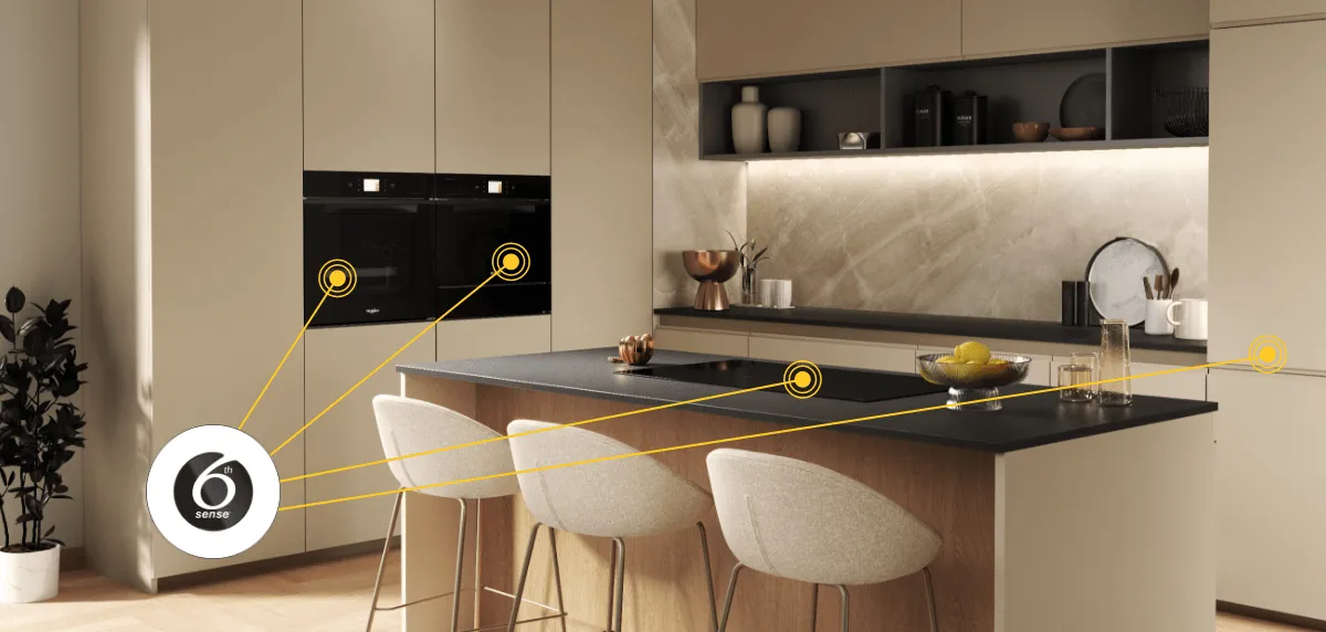 Kuchnia beżowa z produktami Whirlpool i zaznaczoną ikoną Technologia 6. Zmysł