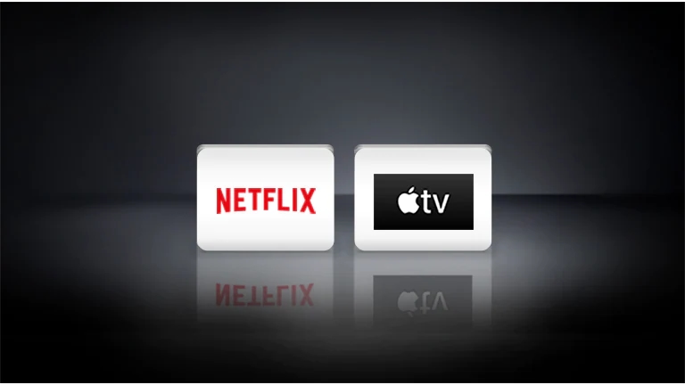 Логотип Netflix і логотип Apple розташовані горизонтально на чорному тлі.