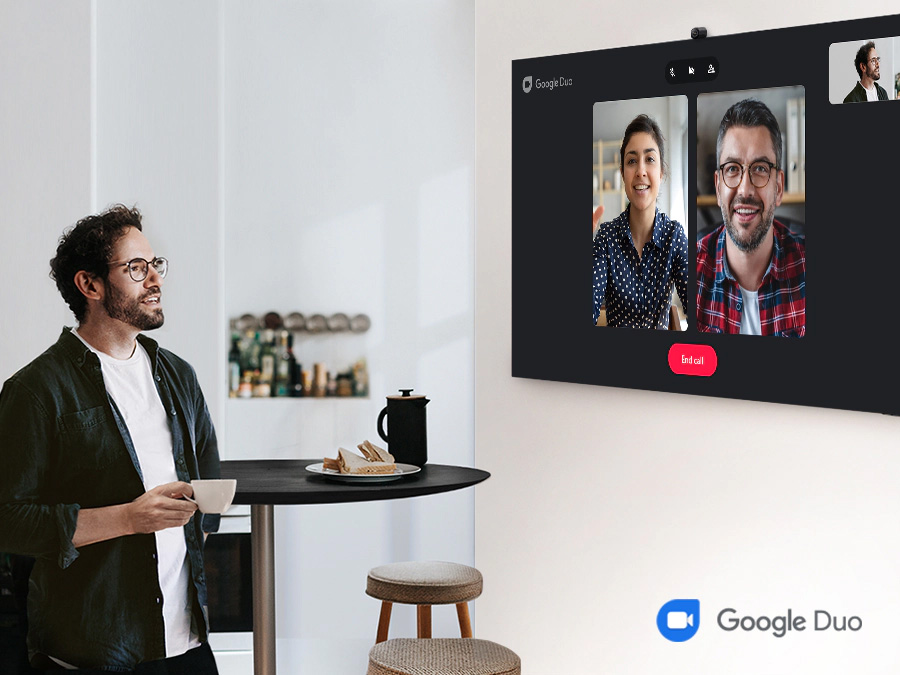 Mężczyzna prowadzący videorozmowę na telewizorze NEO QLED Samsung Excellence Line. QN700BTXXH