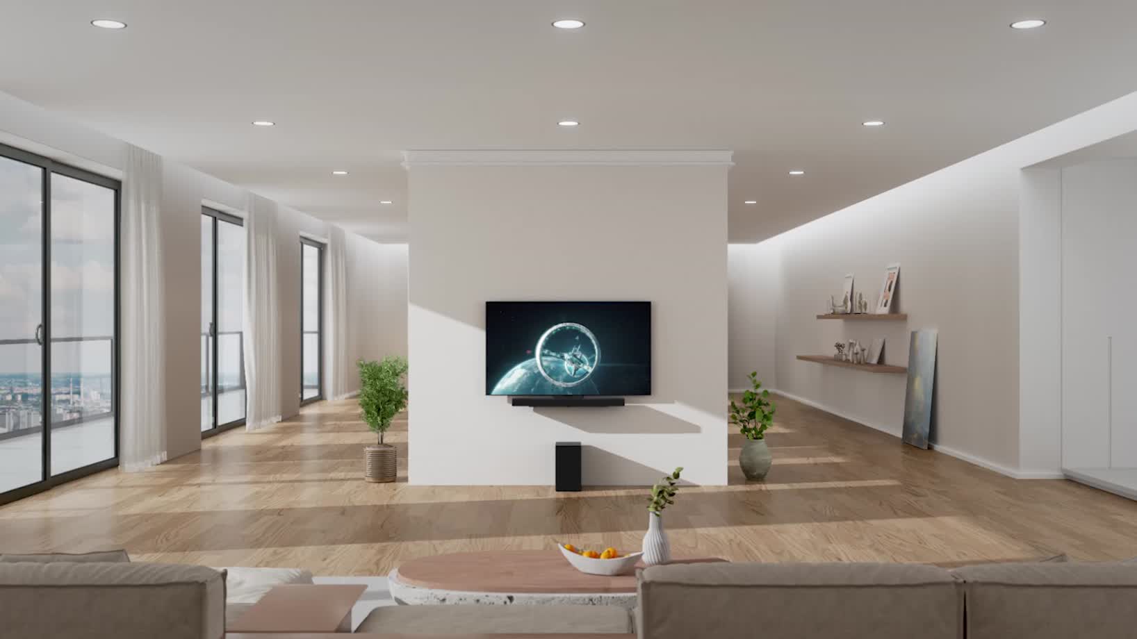 Soundbar i telewizor zawieszone na białej kolumnie na środku pokoju dziennego. Na drewnianej podłodze pod soundbarem stoi czarny woofer. Po lewej stronie znajdują się okna sięgające od podłogi do sufitu ze świetnym widokiem i białymi zasłonami. Po prawej stronie znajdują się drewniane półki z dekoracjami i obrazy na podłodze.